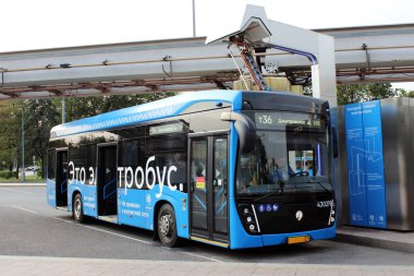 Elektriksel. Elektrikli otobüs şarj istasyonu. Çevre dostu şehir ulaşımı. Çevre Koruma.