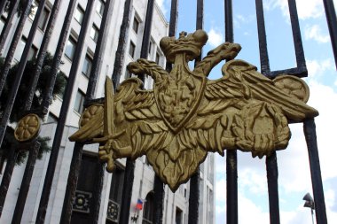 Rusya Federasyonu Savunma Bakanlığı 'nın amblemi. Moskova 'daki Rusya Federasyonu Savunma Bakanlığı binası..