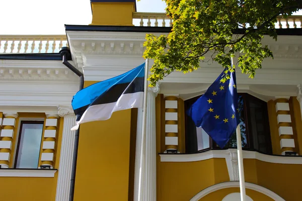 Észt Köztársaság Európai Unió Zászlói Egymás Mellé Tűzve Történelmi Épület — Stock Fotó