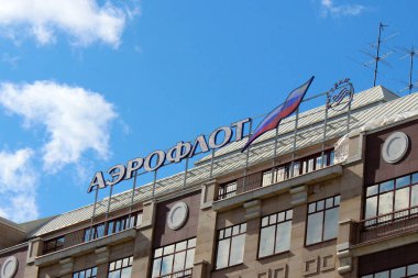 Moskova 'da bir binanın çatısında Aeroflot tabelası