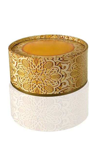 Yuvarlak hediye kutusu, bir açılış süsü, beyaz arka planda.