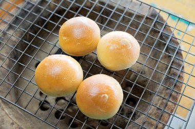 Tereyağlı tost ızgaraya konur ve kömür fırınında ısıtmak için kullanılır. Nefis kokuyor.