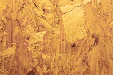 Dolap duvarları kontrplak, kahverengi ahşap duvarlarla döşenmiş..