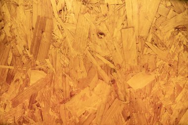 Dolap duvarları kontrplak, kahverengi ahşap duvarlarla döşenmiş..