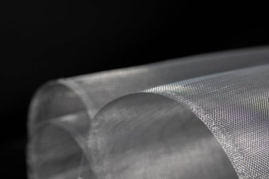 Siyah arkaplanda alüminyum ağ rulosu