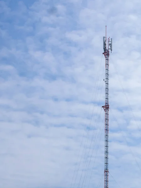 Τηλεπικοινωνιακός Πύργος Antenna Στο Όμορφο Φόντο Του Ουρανού — Φωτογραφία Αρχείου