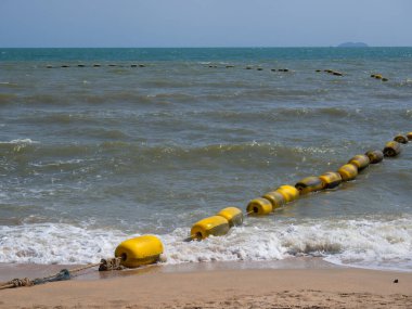 Denizde renkli şamandıralar ve halat ağları.