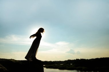 Güzel bir kızın siyah siluet 