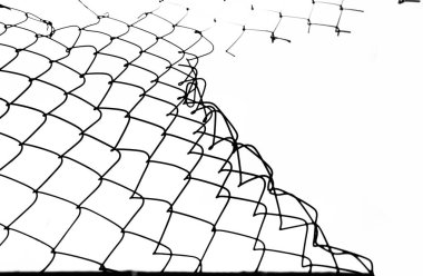 Bulutlu gökyüzüne karşı kırık metal ağ çiti.