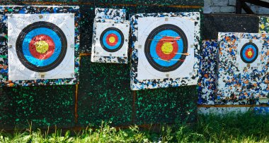 Hedefe ateş ediliyor. Atış menzilinde delikleri olan hedef kağıtları.