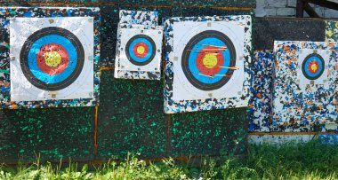 Hedefe ateş ediliyor. Atış menzilinde delikleri olan hedef kağıtları.