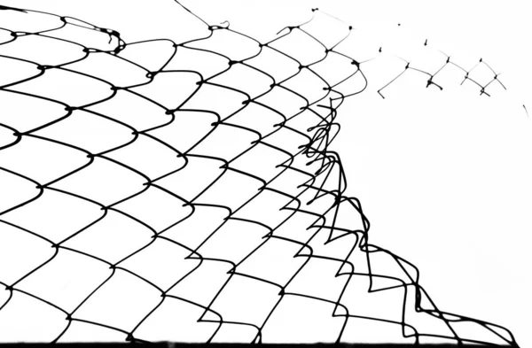 Сломанная Металлическая Сетка Ограждения Против Облачного Неба — стоковое фото