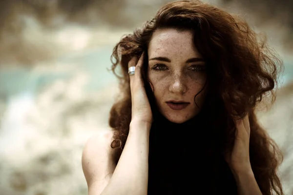 Retrato Mulher Jovem Com Cabelo Encaracolado Vermelho Olhando Para Câmera — Fotografia de Stock