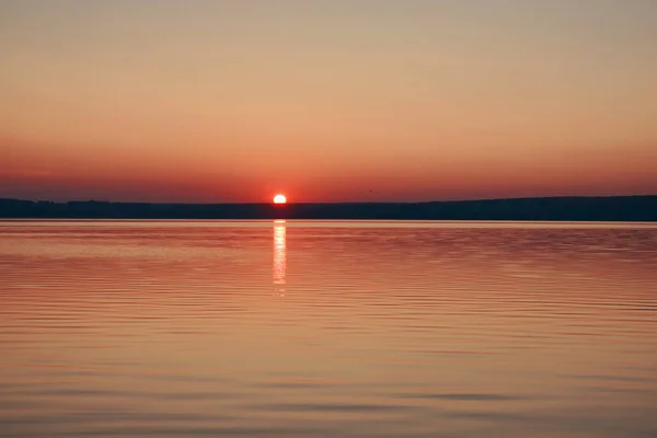Величний Вид Захід Сонця Сонце Спускається Горою Морем Передньому Плані — стокове фото