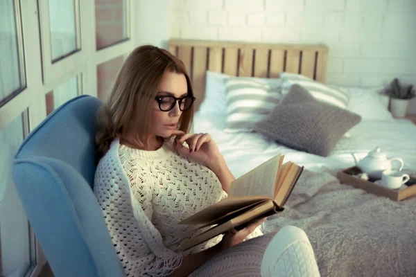 Tempo Livre Menina Lendo Livro Sentado Poltrona Contra Janela — Fotografia de Stock