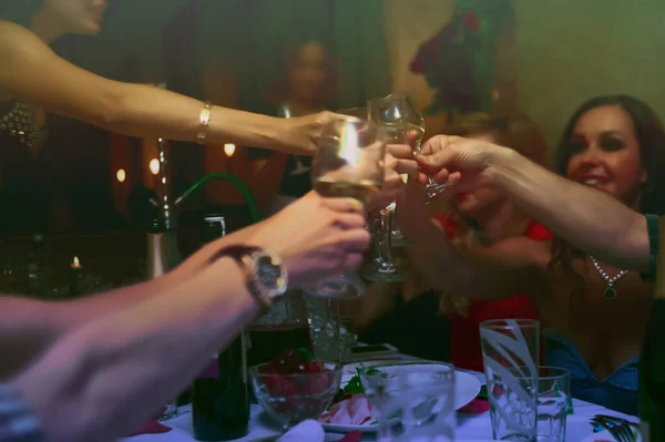 Mensen Handen Toasten Glazen Aan Feesttafel — Stockfoto