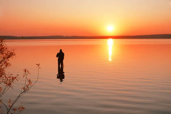 Людина Риболовлею Пляжі Заході Сонця — стокове фото