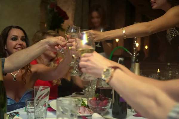 Mensen Roosteren Glazen Aan Feesttafel Mensen Vieren Verjaardagsfeest — Stockfoto