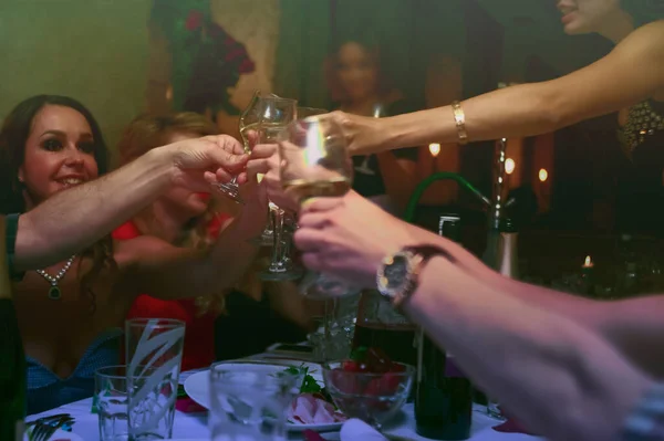 Pessoas Mãos Brindar Copos Mesa Festa — Fotografia de Stock