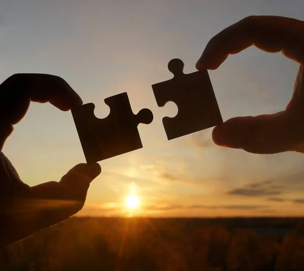 Manos Con Piezas Rompecabezas Fondo Del Cielo —  Fotos de Stock