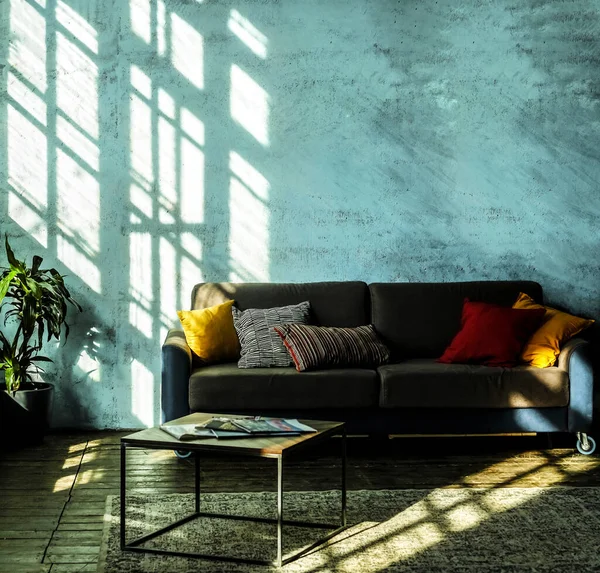 Klasik Elegan Sofa Dengan Bantal Berwarna Warni Terhadap Jendela Berselera — Stok Foto