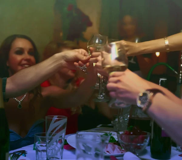 Pessoas Mãos Brindar Copos Mesa Festa — Fotografia de Stock