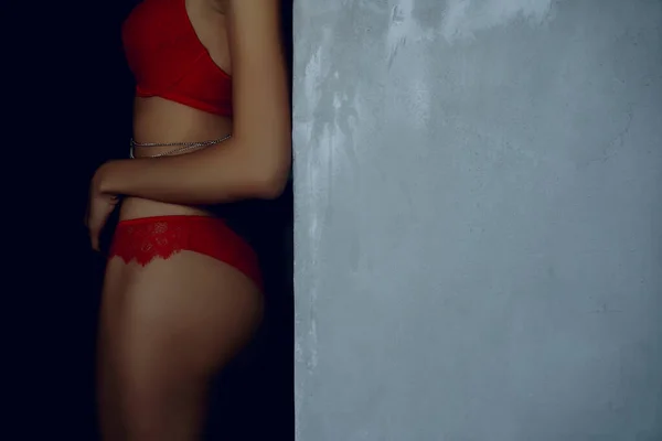 Sexy Mladá Žena Červeném Prádle Bez Tváře — Stock fotografie