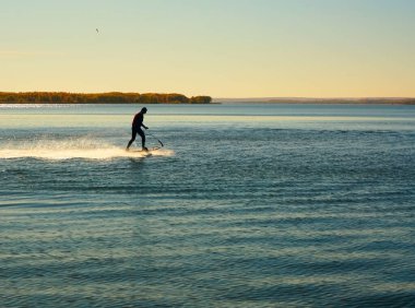Motosurf rakip alarak köşe sprey bir sürü hızda.