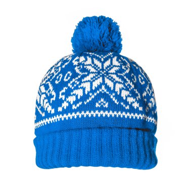 Yüzeyinde kar taneleri desenli mavi örülü şapka. Beyaz arka planda izole edilmiş kış beresi. Kış mevsimi. ponpon şapkalı