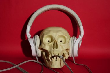 Hasar duyuyor - kulaklık takan kafatası izole 