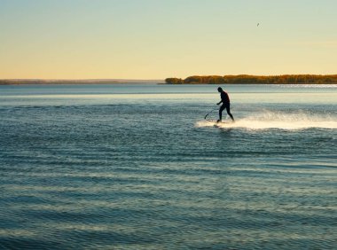Motosurf rakip alarak köşe sprey bir sürü hızda.