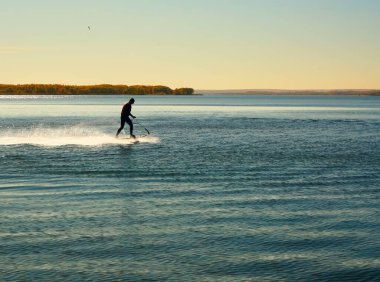 Motosurf rakip alarak köşe sprey bir sürü hızda.