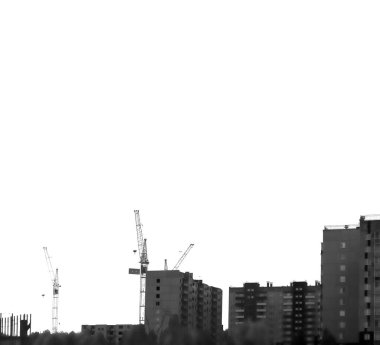 Yüksek binaların arka planında inşaat vinçleri 
