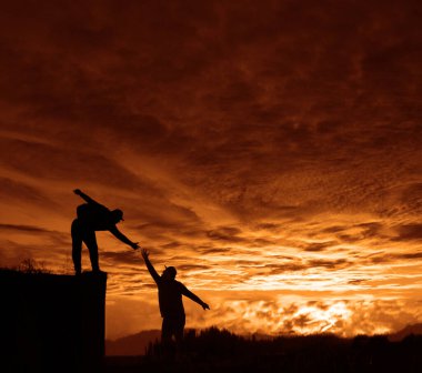 İnsanlar birbirine dağa tırmanmada yardım ediyor.. 