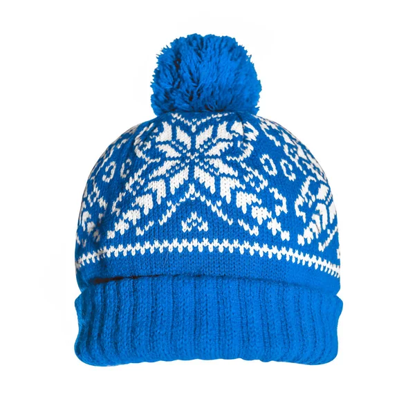 表面に雪の結晶パターンを持つ青のニット帽 冬のビーニーは白地に隔離されてる 冬の季節だ ポンポンでキャップ — ストック写真
