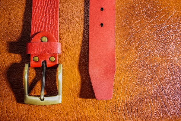 存放手工制作的红皮腰带 — 图库照片