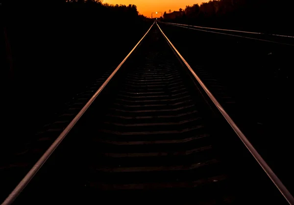 日落时的铁路 通信和运输路线 单程交通 — 图库照片