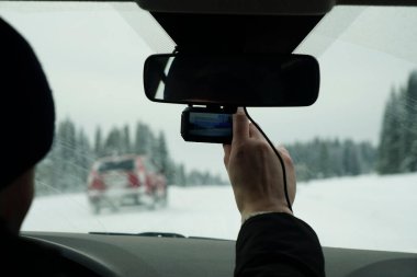 Otoyol kış yolunun bulanık arka planına sahip aracın içine yerleştirilmiş araç kamerası (tire cam) sürücünün perspektifinden bakıyor. Arabanın korunması için güvenlik kamerası kavramı, güvenlik için teknoloji