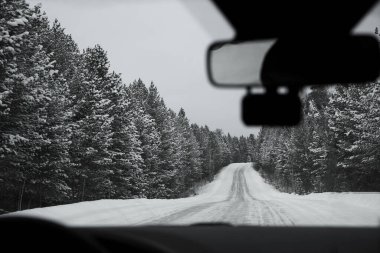 Sürücünün dikiz aynasındaki görüntüsü. Kış mevsimi. Kar fırtınasında bir arabanın dikiz aynasının görüntüsü ve görüntüsü.