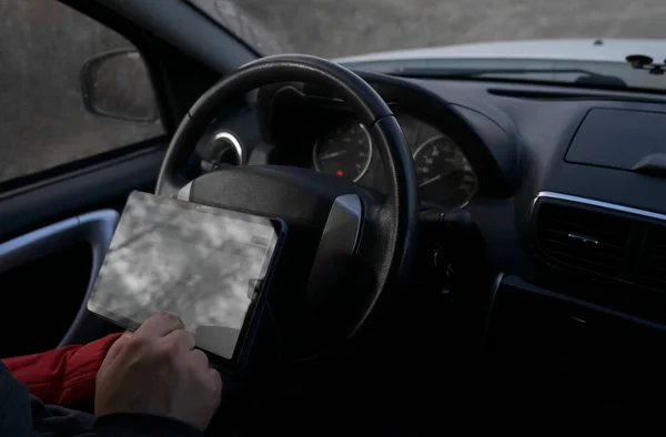 Bestuurder Van Auto Met Een Tabletcomputer Als Autonavigator Mockup Geen — Stockfoto