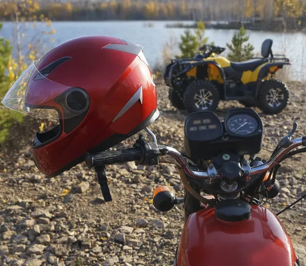 Casque Rouge Sur Guidon Une Moto Sur Fond Vtt Lac — Photo