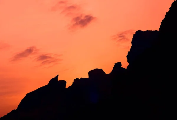 Восходе Солнца Светящиеся Горы Природный Фон Красивый Закат Силуэтом Гор — стоковое фото
