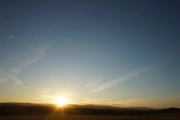 Solnedgång Himmel Och Solnedgång Ner Bakom Ural Bergen Solstrålar Natur — Stockfoto