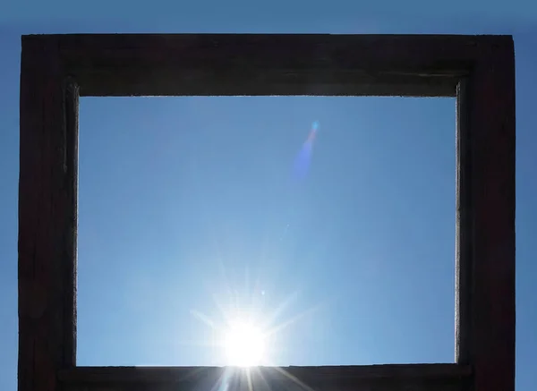 Vista Nascer Sol Sobre Céu Azul Partir Janela Madeira Aberta — Fotografia de Stock