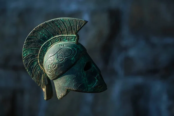 Ιστορική Replica Spartan Warrior Helmet Astone Φόντο Τοίχο — Φωτογραφία Αρχείου