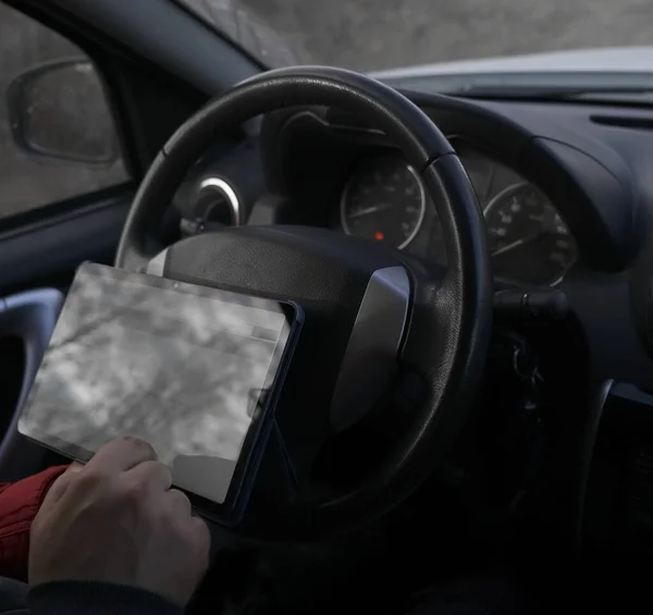 Bestuurder Van Auto Met Een Tabletcomputer Als Autonavigator Mockup Geen — Stockfoto