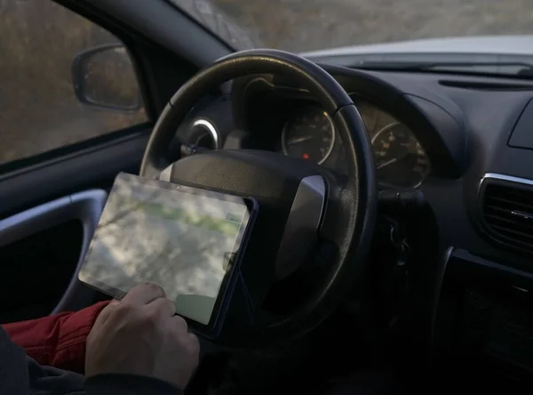 Bestuurder Van Auto Met Een Tabletcomputer Als Autonavigator Mockup Geen — Stockfoto