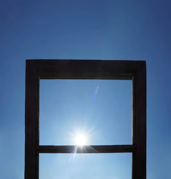 从敞开的木制窗户眺望蓝天的日出 — 图库照片