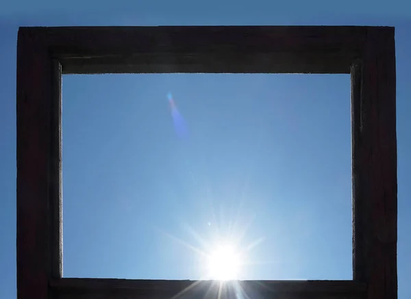 Vista Nascer Sol Sobre Céu Azul Partir Janela Madeira Aberta — Fotografia de Stock