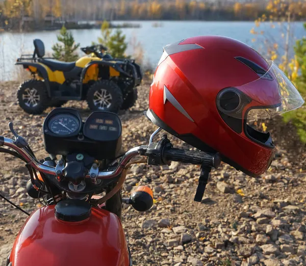 Czerwony Kask Kierownicy Motocykla Tle Quada Jeziora Jesiennego Lasu — Zdjęcie stockowe